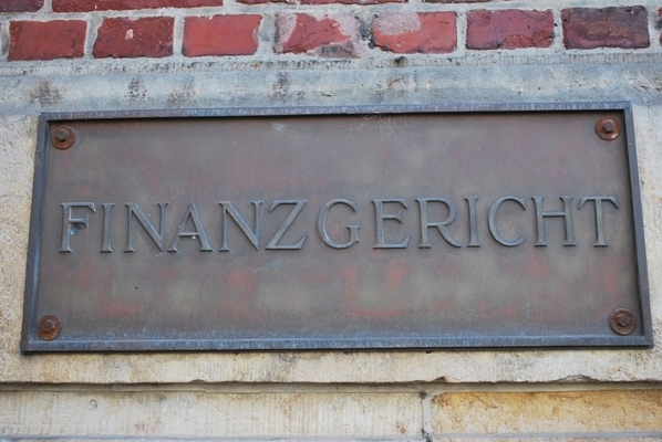 Schild an der Seite des Gebäudes "Finanzgericht"
