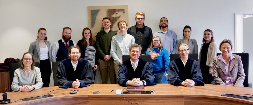 Studierende der Hochschule für Finanzen beim ersten Moot Court beim Finanzgericht Münster